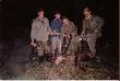 Od lewej: Tata-obecnie �owczy ko�a, Wujek-obecnie prezes ko�a, �p Dziadek, Kolega Pawe�, stoj� nad najwi�kszym bykiem Wujka. By� to rok 1983. Zdj�cie robione aparatem Niemca, kt�ry by� wtedy na polowaniu. Darz B�r