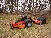 Ucz� si� je�dzi� ma�ym czo�giem. To co� wje�dza pod takie g�ry, gdzie moje Terrano wysiada. Silnik Honda, sterowanie jak w czo�gu-tzw. dr��ki skr�tne (PMS-Y). Kosi, grabi, zbiera li�cie. Nawet mo�na przyczepk� podpi�� i zwierza z lasu na podw�rko przyholowa�.