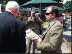 otrzymali�my p�asko rze�b� na pami�tk� spotkania
