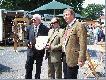 Waldek jako reprezentant N-ctwa z upominkiem po prawej �owczy  a po lewej prowadz�cy imprez�