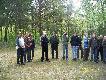 Puchar Karpia w Mi�dzychodzie - 2009 r.
17.05.2009 - strzelnica w Mi�dzychodzie.
Przyjecha�o 42 zawodnik�w,nastawionych na zwyci�stwo i posmakowanie rybiego mi�sa pod r�n� postaci�.O rybk� zatroszczy� si� g��wny organizator dzisiejszych zawod�w,Jacek Kadziszewski.Serdeczne dzi�ki.G�odny wyjecha� tylko ten,kt�remu nie chcia�o si� rusza� paszcz�k�.Rybka by�a znakomita.Tym bardziej,�e sma�ona by�a bezpo�rednio przed konsumpcj�.Uczestnicy dzisiejszego spotkania podzieleni na siedem grup,niebawem po zako�czeniu porannej zbi�rki przyst�pili do strzelania.Zaskoczeniem dla wszystkich(prawie)by�y rzutki na trapie.Nowa maszyna spowodowa�a,�e gna�y jak zwariowane.Co wcale nie znaczy,�e nie mo�na by�o je trafi�.Czystej serii jednak nie by�o.Najlepiej poradzi� sobie z nimi Kazik Chuderski.Pu�ci� tylko jednego rzutka.Jak to skwitowa�,"przez przypadek".Takich r�nych "przypadk�w",mo�na by�o dopatrzy� si� na ka�dej osi strzeleckiej.Jak to na zawodach.Ale co najwa�niejsze,zawody zako�czono w sympatycznej,kole�e�skiej atmosferze,a statuetki KARPIA odebrali najlepiej dzisiejszego dnia dysponowani.Klasa mistrzowska - Bialic J.- 474 pkt.,Gawron J.- 461 pkt.,Kr�l T.459 pkt.Klasa powszechna - Pilc M.433 pkt.,Szy�ejko R.428 pkt.,Ko�odzi�ski Zd.- 425 pkt.Je�eli co� pomyli�em,to prosz� o info.Poprawimy od r�ki.Dzisiejsza impreza pokaza�a,�e spotkania strzeleckie na strzelnicy w Mi�dzychodzie staj� si� coraz bardziej popularne.Coraz wi�cej strzelc�w-my�liwych chce tam bywa�.�wiadczy to o w�a�ciwym podej�ciu do samej idei strzelectwa my�liwskiego.Chcia�oby si� powiedzie� - OBY TAK WSZ�DZIE.Byli tacy,co to po Pucharze Targ�w Pozna�skich,zamiast wraca� na przepi�kne tereny po�udniowo - wschodniej Polski,zahaczyli jeszcze o Mi�dzych�d.Mowa o Gawronach.Tak na marginesie,bardzo sympatyczni kolesie.My�l�,�e nie �a�owali decyzji.Jedna statuetka w klasie mistrzowskiej pojecha�a z nimi.GRATULACJE. Reasumuj�c,bardzo fajne zawody.Kogo nie by�o niech �a�uje,a kto chce by� niech poczeka do przysz�ego roku.Pozdr.DB