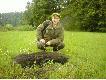 pierwszy dziczek
Sobota , 13.06.2009, 19.30 , deszcz leje jak w�ciek�y ju� drugi dzie�. Siedzimy z Grzechem na tzw. Majdanie , za namow� Mistrza Dzik�w Andrzeja. Dziczek przemyka z prawej zbo�em, okr��a ambon� z ty�u, figluje w lesie .... deszcz leje nieustannie, leci nam na �eb przez dziury w dachu :). Widz� dziczka w krzakach, buchtuje rozkosznie , fuka ... ci�gle nie mam pewno�ci co do p�ci ... Wy�azi pomalutku z krzak�w na czyste i nagle... odbi�o mu , chwost w g�r� i rakieeeeta. Patrz� na Grzecha , chichoczemy ... cholera wie o co dziczku chodzi�o, polecia� gdzie� jak durny. Co� trzeszczy za ambon� zn�w. Rozgl�damy si� ... no co� �azi a deszcz szele�ci , myli , diabli wiedz�, �azi czy nie �azi ... Nagle dziczek wr�ci� przed ambon� jak duch , stan�� na blat ... p�dzel jest ... krzy� , komora ... huk. Dziczek wystartowa� jak szersze� , grzeje po ��ce ... nie widz� go ju� za brzozami ale s�ysz� jak si� przewraca . �apiemy po papierosku ... wooow chyba nie pada ju� ... �apy lataj� , bro� roz�adowana ... heheheh spokojnie , jeden, drugi dymek . Nie wytrzymali�my 15 minut , lecimy po niego . Leee�yyy , ja pierdu :))) le�y naprawd� . M�j pierwszy !!!!, Przelatek , or� jak pinezki hehehe ale jaaaaki cudny :)
Posz�o ze sze�� papieroch�w jeden za drugim :))) .Rado�� nies�ychana . 
Dzi�ki �w. Hubercie , Dzi�ki Andrzeju , Dzi�ki Grzechu :)
