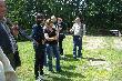 Cz�sto fotki wykonywane s� jakby z ukrycia,aby oddawa�y naturalne zachowania uczestnik�w spotkania.