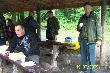 Puchar Huberta,Rycha i Marycha 2009 r.
19.07.2009 r.- strzelnica w Krotoszynie.S� obiekty na kt�rych jest si� pierwszy raz i ju� si� wie ,�e nast�pne razy b�d�.Urzeka nie tylko sama strzelnica,ale r�wnie� uczestnicy,bior�cy udzia� w danych zawodach.Przywita�a nas pi�kna,deszczowa pogoda,kt�ra z pe�nym optymizmem pozwala�a spogl�da� w przysz�o�� niedzielnego dnia,poniewa� gorzej ju� by� nie mog�o.Cierpliwo�� nasza zosta�a wystawiona na pr�b�,a p�niej sowicie wynagrodzona wspania�� imprez�.Osie strzeleckie w Krotoszynie maj� swoj� specyfik�.Na PRZELOTACH wcale nie musi by� maszyna p�ywaj�ca,�eby by�o "niebezpiecznie" dla strzelaj�cego.Ok.15 metrowa wie�a,zmusza do wyniesienia rzutka na wysoko�� 20 m.,co powoduje cz�sto strzelanie pod rzutkiem,efektem czego jest oczywi�cie pud�o.Pisz� to na podstawie w�asnego do�wiadczenia.Ale tylko jedno.Nie do��,�e si� wznosi,to jeszcze gania na tle korony drzew.Gdyby do tego do�o�y� jeszce maszyn� p�ywaj�c�,to rzadko kto stwierdza�by,�e PRZELOTY to czysta formalno��.Inn� konkurencj�,o kt�rej chcia�oby si� jak najszybciej zapomnie� to ZAJ�C.Ludzie,takiego potwora to ju� dawno nie widzia�em.Ale na szcz�cie by�a to moja druga konkurencja i bardzo szybko o niej zapomnia�em.A potem by�o ju� tylko fajnie.Bardzo fajni byli te� organizatorzy i uczestnicy spotkania.Okaza�o sie,�e wielu z tych co aktywnie uczestniczy w sensownych dyskusjach na forum �owieckim,bra�o r�wnie� udzia� w tych zawodach.I potrafi� nie�le strzela�.Wszyscy bardzo sympatyczni i �yczliwi.Jako� nie by�o nabzdyczonych strzelc�w,kt�rzy przyczyn� spud�owania rzutka widzieli w tych co stali  z boku lub z ty�u,a nie w swoim post�powaniu.Nawet wpisowe w wysoko�ci 100 z�.nie by�o czym� nadzwyczajnym wiedz�c,�e w tej kwocie jest koszt �niadania,obiadu,wspania�ego chleba,smalcu w�asnej roboty,og�rk�w kiszonych,wcale nie ma�osolnych oraz kawy i herbaty.Nie licz�c wielu nagr�d.Nie b�d� si� rozpisywa� o wynikach,poniewa� one s� i na fotkach w mojej galerii,a pewnie i hubert50 zamie�ci te� swoje.Tak na marginesie to hubert50 da� nam wszystkim niez�y pokaz  strzelania.Wida�,�e ma o tym troch� poj�cia.Na zako�czenie imprezy rozegrano oczywi�cie pokera w stylu krotoszy�skim tzn.osiem dublet�w skeetowo - trapowych.Najlepszym w ogromnej,licz�cej oko�o  20 os�b grupie strzelaj�cych pokera,okaza� si� Hubert Olejnik.Gratulacje.Wida�,�e ma GOSTEK poj�cie o strzelaniu.Koledzy,bardzo istotn� rzecz� dla mnie by�o to,�e ci co troch� s�abiej strzelili,nie zawin�li si� od razu po zako�czeniu swojego strzelania i byle szybciej do domu.Poczekali do oficjalnego zako�czenia zawod�w,og�oszenia wynik�w oraz wsp�lnie z innymi oklaskiwali zwyci�zc�w tak w klasie mistrzowskiej jak i powszechnej,kt�rym wr�czono puchary i nagrody rzeczowe.Swoist� niespodziank� dla uczestnik�w dzisiejszego spotkania,kt�rzy przybyli z najdalszych  odleg�o�ci po�o�onych od Krotoszyna,by�y krzewy i drzewka ufundowane przez SZKӣK� DRZEW I KRZEW�W RYSZARDA MARSZA�KA z Krotoszyna.Patrz�c na ja�owca �uskowatego,b�d� mia� przed oczami tego nieszcz�snego blaszaka w kszta�cie szaraka.Wierz�,ze jeszcze mu sie do tej blachy dobior�.Koledzy,reasumuj�c,wspania�a impreza podparta bardzo mi�� atmosfer� panuj�c� w�r�d uczestnik�w.Warto tam powr�ci�,chocia� nie b�d� ukrywa�,�e blisko Gorzowa Wlkp.to nie jest.Ale damy rad�.Pozdrawiam wszystkich organizator�w oraz uczestnik�w tego spotkania.DB