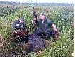 Pierwsze kroki
W dniach 10-14 sierpnia odby�y�my z Rik� "indywidualne szkolenie" dla posokowca i jego przewodnika. Wszystko dzi�ki uprzejmo�ci koleg�w Damiana �mia�ka i Adama �aby z Wojskowego K� Drop w Szczecinie. 

Koledzy maj� du�e do�wiadczenie w pracy ze swoimi psami i co najwa�niejsze ch�tnie si�  nim dziel�. Ja poza wieloma praktycznymi wskaz�wkami  mia�am okazj� przekona� si� jak wielka jest przepa�� mi�dzy zachowaniem posokowca, kt�ry w �owisku jest niemal codziennie a zachowaniem psa "konkursowego".

WENA z Klanu Posokowc�w i FLET z Wilczewskich wydm zachwyci�y mnie pasj�, odwag� i ogromn� ch�ci� do wsp�pracy.  Rice zdecydowanie brakuje obycia z �owiskiem i wida� to jak na d�oni. Mam jednak nadziej�, �e z czasem ona r�wnie� nabierze do�wiadczenia i dor�wna swoim m�odszym kolegom. 

Zapraszam do obejrzenia fotorelacji. Autorem wi�kszo�ci zdj�� jest moja Druga Po��wka :) 