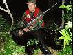 13 czerwca 2005 r.w p�nocnym Quebec - Hubert Gazdowski z Warszawy z pozyskanym czarnym nied�wiedziem. U�ywa� sztucera "Steyr Mannlicher" Pro Hunter kal. 300 Win.Mag.

My�liwy przebywaj�cy na stanowisku mo�e by� bez tego czerwonego stroju, ale w drodze na polowanie, po zejsciu ze stanowisa, musi mie� go na sobie. Takie s� przepisy, kt�rych egzekwowaniem zajmuj� si� Conservation Officers, wcale nie tak pob�a�liwi.