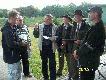 Memoria� Jerzego Jusia 2009 r.
Memoria� Jurka Jusia jest ju� cykliczn� imprez� strzeleck� na strzelnicy my�liwskiej w Pucicach k.Szczecina.Mam nadziej�,�e na sta�e wpisa� si� w kalendarz imprez strzeleckich w Pucicach.Organizatorzy Memoria�u,czyli Rodzina,Przyjaciele i Koledzy �w.pami�ci Jurka robi� wszystko,aby godnie uczci� pami�� po zmar�ym.Atmosfera na takich spotkaniach,pomimo swojej powagi,jest bardzo sympatyczna.Je�eli nawet Kol. ..... .......... potrafi zminimalizowa� swoje ci�gotki do r�nego rodzaju z�o�liwo�ci prawie do zero,to ju� o czym� to �wiadczy.Na tegoroczny Memoria� przyjecha�o 31 my�liwych z pi�ciu okr�g�w �owieckich(gorzowskiego,toru�skiego,koszali�skiego,pozna�skiego oraz szczeci�skiego).Organizatorzy zadbali o to,aby najbardziej uradowan� cz�ci� naszego cia�a by� �o��dek.Wspania�a sma�ona rybka,kie�baska my�liwska w�asnego wyrobu,groch�wka,sa�atki r�nego rodzaju,ciasto oraz owoce(jab�ka,gruszki,�liwki) w  pe�ni zaspolkoi�y nasze  potrzeby.
O godzinie 9.30 odprawa,nast�pnie kr�tkie przypomnienie zasad bezpiecznego pos�ugiwania si�  broni� i jazda na osie strzeleckie.Na dzisiejszym Memoriale strzelali�my na czterech osiach.1. Trap - 25 rzutk�w,tylko ze stanowisk, 2. Parkur 3. Pi�� strza��w do biegn�cego dzika, 4. Pi�� strza��w z wolnej r�ki na sto metr�w do sylwetki rogacza oraz pi�� strza��w na sto metr�w ze s�upka do sylwetki lisa.W sumie mo�na by�o zdoby� 350 pkt.Zwyci�zc� tegorocznego Memoria�u zosta� Jaros�aw B��kowski zdobywaj�c 317 pkt.,przed Wojciechem Zi�kowskim 315 pkt. oraz Piotrem J�wiakiem 307 pkt.Jeszcze si� nie zdarzy�o tak,�eby ta sama osoba zwyci�y�a w Memoriale dwukrotnie.Nagrod� dla zwyci�zcy by� Puchar Przechodni oraz prawo udzia�u we wszystkich polowaniach zbiorowych w jednym ze szczeci�skich k� �owieckich,gdzie rocznie strzela si� ponad 700 dzik�w.Inni laureaci Memoria�u r�wnie� otrzymali nagrody w postaci udzia�u w  polowaniach  zbiorowych i indywidualnych na zwierzyn� grub� lub g�si w r�nych,szczeci�skich  ko�ach �owieckich.Uhonorowano r�wnie� trzech najlepszych strzelc�w w konkurencji Najlepszy �rut oraz Najlepsza Kula.Ka�dy z nich otrzyma� puchar ufundowany przez Organizator�w.Ponadto,wszyscy uczestnicy zostali obdarowani  owocami z sadu naszego Kolegi Paw�a Bekasiaka z Pyrzyc.
W trakcie trwania zawod�w,ka�dy kto mia� tylko ochot� m�g� strzela� pokera.Na kr�gu.Dublety na stanowiskach 3,4 oraz 5.Najwi�cej strzeli� Krzysztof Turbaczewski,9 na 10.Ca�y doch�d z pokera zosta� przeznaczony dla Domu Dziecka.Uzbiera�o si� a� 1060 z�.
Koledzy ze Szczecina jeszcze raz udowodnili,�e chcie� tzn.m�c.
W imieniu wszystkich uczestnik�w serdeczne podzi�kowania dla wszystkich Organizator�w tegorocznego Memoria�u za tak wspania�� imprez�.Pozdr.DB
Fotograficzny przegl�d Memoria�u w mojej galerii.Zapraszam do ogl�dania.