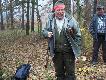 Pol. Hubert. K� JELE� w W�growcu 2009 r.
Polowanie Hubertowskie w ka�dym kole �owieckim jest najbadrdziej "oblegane" polowanie przez my�liwych.U nas nie by�o inaczej.Na porann� zbi�rk� stawi�o si� 32 cz�onk�w ko�a.Polowali�my w dw�ch grupach po szesnastu w ka�dej.Na pocz�tku polowania odby�o si� uroczyste pasowanie na my�liwych dwoje nowych cz�onk�w  naszego Ko�a.Jest to niezwykle wa�ny moment dla nowowst�puj�cych,Teraz dopiero b�dzie mo�na oceni� czas przepracowny w okresie sta�u przez kandydata.Osobowo�� ka�dego z opiekun�w �wiadczy,�e przygotowanie kandydat�w "sz�o"w dobrym kierunku.Po �lubowaniu nast�pi�a normalna procedura,jak to przed polowaniem zbiorowym.A potem do �owiska.W pierwszym miocie tylko jeden strza� do lisa.Niestety pud�o.Innej zwierzyny nie by�o.W drugim  dwa lisy.Jeden,strzelany,wydosta� si� z miotu,natomiast drugi znalaz� si� w zasi�gu  mojej Voery,amunicja GECO 11.0 gram,kal.3006,czerwony punkt Docter i rudzielec przeznaczony na pokot.Po drugim miocie zrobili�my przerw� na ciep�y posi�ek(nie trzeba chyba nikomu m�wi� jak wspaniale smakuje gor�ca groch�wka w lesie,gdy temperatura powietrza nie nie jest zbyt wysoka).Kilka mocnych s��w �owczego w czasie przerwy do pudlarzy,aby wzi�li si� w ko�cu do roboty,odnios�o w�a�ciwy skutek.W trzecim i czwartym miocie pad�y jeszcze trzy lisy.Dopiero w pi�tym spotkali�my watah� dzik�w,z kt�rej dwa  zosta�y u�o�one na pokocie.Kr�lem dzisiejszego polowania zosta� nasz forumowy kolega Zbyszek Smykowski - SMYK - strzelaj�c dzika oraz lisa,vice kr�lem zosta� r�wnie� uczestnik naszego forum Maciej Sawicki - TATA STACHA - strzelaj�c tak�e dzika i lisa.Oko�o godziny czternastej zako�czyli�my oficjaln� cz�� polowania hubertowskiego.Na  szesnast�(ju� bez broni i amunicji) um�wili�my si� na cz�� nieoficjaln� pod tzw.wiat� przy le�nicz�wce Le�nictwa W�growiec.Pieczony dzik,pieczona kie�baska oraz gor�cy barszczyk pozwoli� zapomnie� (przynajmniej niekt�rym) o niepowodzeniach dnia dzisiejszego.W mojej galerii kilka fotek z tego polowania.Pozdrawiam wszystkich.DB 