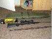 Moja Bro� - Remington 700 SPS DM
To moja bro�: sztucer Remington 700 SPS DM (z wyjmowanym magazynkiem. Kaliber 30-06. Sztucer jest dosy� lekki a dzi�ki dobrej stopce odrzut jest ( przynajmniej w moim wypadku) niezbyt mocny, nawet po oddaniu serii szybkich strza��w na strzelnicy.

Na broni zamontowana jest luneta Delta Optiical Titanium 2,5-10x56 z krzy�em nr 4 z pod�wietleniem.

Monta� wykonany jako sta�y firmy Leupold model STD. Monta� bardzo prosty, bez trudu sam za�o�y�em go na broni i zamontowa�em lunet�. 

Bro� przystrzela� mi kolega na 100 amunicj� S&B SP 11,7 grama. Amunicj� t� traktuj� jako wyj�ciow� do dalszych pr�b z amunicj� w celu dobrania jak najlepszego naboju.

Darz B�r 
Pawe�