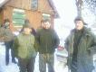 pierwsze polowanie z psami w Kole Jele�
Drogie Kole�e�stwo! Te zdj�cia dokumentuj� pierwszy dzie� tj. 19 grudnia 2009 dwudniowego polowania z psami w moim kole Jele� Bia�ystok. Zaczn� od najwa�niejszych aktor�w - ze wspania�ymi go�czymi przyjecha� do nas kolega Tomasz Perzyna i Jarek. Bardzo im dzi�kujemy i cieszymy si� �e tak wspaniale u�o�one psy zapocz�tkowa�y u nas er� polowa� zbiorowych z psami. Dzi�ki koledzy!!!
Ad rem - na termometrze minus 12 (drugiego dnia nie polowa�em ale by�o wi�cej). Spotykamy si� w Saczkowcach mi�dzy 8 a 9 i jest nas czternastu. Polowanie prowadzi kolega Andrzej Garkowski. Kr�tka odprawa z naciskiem na bezpiecze�stwo (nigdy za wiele!!!!) i jedziemy. Dodam, �e przed polowanie kilku koleg�w objecha�o teren ale zwierz si� specjalnie nie usza�. Pierwszy miot pusty, ale Andrzej m�wi �e niedaleko s� �wierze �lady dziczk�w obok m�odnika. Drugi miot - chwila ciszy i zacz�o si� - strza� w miocie Tomka i s�yszymy jak krzyczy dziki! Potem co si� dzia�o to opisz� za kilka dni bo teraz mie �ona pogania - pakujemy si� do wyjazdu. No dobra dodam, �e w tym miocie pad�o pi�� warcho�k�w. Szcz�cie u�miechn�o si� do Przemka (nasz go��), kt�ry strzelaj�c dwa warchlaki zosta� kr�lem polowania, Janka (r�wnie� go��), Wojtka (forumowy gawronn go�cinnie u nas poluj�cy) i kolegi Andrzeja z naszego ko�a. Ot jacy go�cinni jeste�my! W trzecim miocie by�y dwie watahy, ale wysz�y bokiem a do jednej z uchodz�cych sztuk strzela� prowadz�cy polowanie Andrzej. Czwarty ostatni miot pusty. Co prawda jeden z piesk�w g�osi� ale tak delikatnie i jak si� okaza�o g�osi� koz�.
Drugiego dnia nie by�em, ale statystycznie mog� poda�, �e po uruchomieniu aut (by�o minus 23) koledzy wzi�li chyba cztery mioty. My�liwych by�o dziewi�ciu (stanowczo za ma�o) i nie pad�o nic a kolega Andrzej Perkowski spud�owa� do wycinka.