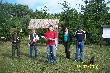 Puchar Hurt.Art.My�l.Wiegand-Waffen 2010
25.07.2010 r. - strzelnica w Lubiszynie k.Gorzowa Wlkp.Zawody organizowane przez t� hurtowni�,zaczynaj� mie� ju� swoj� tradycj�.i histori�.Je�eli dla przypomnienia sobie pewnych rzeczy,wspomagali�my  si� okre�leniami "a pami�tasz,w ubieg�ym roku te� pada�o przez kilka dni poprzedzaj�cych zawody,a w dniu zawod�w by�o przepi�kna s�oneczna pogoda",znaczy to,�e sama impreza jako taka przypad�a jej uczestnikom do gustu,zosta�a zapami�tana i jest warta kontynuowania.Dzisiaj do takiego wniosku doszli organizatorzy jak i uczestnicy.Obiecano sobie wsp�lnie,�e przysz�oroczne zawody na pewno si� odb�d�.No,ale mo�e po kolei.Po godzinie �smej zacz�li zje�d�a� si� pierwsi uczestnicy.Jak to zwykle bywa,pierwszymi s� zawsze ci,co mieszkaj� najdalej.Dzisiaj nie by�o inaczej.Tak naprawd�,to raczej nie narzekali.Organizatorzy,w osobie Wojciecha Pawliszaka,ma��onki Anny i najbli�szych wsp�pracownik�w przygotowali dla nich st� zape�niony przysmakami w�dliniarskimi(r�nego rodzaju kie�baski,kaszanka),chlebem domowego  wypieku,smalcem w�asnej roboty oraz  kiszonymi og�rkami.Kawa,herbata oraz smakowa woda mineralna nie by�a ograniczana,aczkolwiek r�k my� ni� nie by�o wskazane.Jeszcze przed rozpocz�ciem porannej zbi�rki na st� "wjecha�y" blaszki z r�nego rodzaju ciastami.Pychotka.By� to r�wnie� raj dla os.Zlecia�y si� ich ca�e "tabuny".Ale chyba nie by�y zbyt gro�ne,poniewa� nikt nie skar�y� si� na uk�szenia czy co� podobnego.Nale�a�o mie� przekonanie,�e g�odu na tej imprezie raczej nie by�o.Tym bardziej,�e w godzinach po�udniowych podano dla wszystkich ch�tnych bardzo smaczny �urek z jajkiem i kie�bas�.
Prawd� m�wi�c,opr�cz wy�erki w dniu dzisiejszym r�wnie� strzelano na osiach.Uczestniczy�o 49 strzelaj�cych z r�nych wojew�dztw - zachodniopomorskie,kujawsko-pomorskie,wielkopolskie oraz lubuskie.Przy w miar� sprzyjaj�cych warunkach pogodowych osi�gni�to niez�y poziom strzelecki.Kilku koleg�w ustanowi�o swoje rekordy �yciowe.M.in.Leszek Wawrzyniak 463 pkt.,Szymon Bekasiak 490 pkt.Na uwag� zas�uguje bardzo wysoki poziom na osi dzika.Na 49 startuj�cych a� 30 strzeli�o powy�ej 80 pkt,a z tej 30-ki,a� 13 powy�ej 90 pkt.
W klasyfikacji og�lnej zwyci�y� z pi�knym wynikiem 490/500 Szymon Bekasiak,przed Mateuszem Ku�elem 469/500 oraz Piotrem J�wiakiem 465/500.Na czwartej pozycji,tak nielubianej przez zawodnik�w,znalaz� si� Leszek Wawrzyniak 463/500,na pi�tej Leszek Jachimiak 462/500,a na sz�stej Tadeusz Skorobogaty 460/500.Najlepsz� kul� mia�y dwie osoby,Piotr J�wiak oraz Bogdan Ga��cki 195/200.Natomiast dzika najlepiej strzeli� dzisiaj Bogdan Ga��cki 96/100.
Dzisiejsze zawody zadowoli�y chyba ka�dego.Nawet najwi�kszego malkontenta.Ka�da osoba uczestnicz�ca w zawodach otrzyma�a upominek,ufundowany przez organizatora zawod�w.I wcale nie by�y to czapeczki,kt�re wszyscy otrzymali podczas zapis�w porannych.
Chcia�bym w imieniu wszystkich startuj�cych  podzi�kowa� Koledze Wojciechowi Pawliszakowi oraz Jego ma��once Pani Annie za przygotowanie wspania�ej imprezy strzeleckiej,kt�ra na d�ugo zalegnie w naszej pami�ci.
Na zako�czenie by� jeszcze poker na trapie,ale o nim troch� p�niej,jak �ci�gn� wyniki.
Galeria pe�na fotek czeka.Pozdr.DB