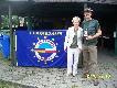 P.P.K� Wilk oraz P.W. Gm.K�odawa 2010
7.08.2010 r.-strzelnica w Wojcieszycach k.Gorzowa Wlkp.Udowodniono po raz wt�ry,�e zrobienie fajnej,lokalnej imprezy strzeleckiej jest mo�liwe.Trzeba spe�ni� tylko kilka warunk�w.Pierwszym,najwa�niejszym z nich  jest "osoba" g��wnego organizatora.Oczywi�cie,�e mo�e to by� jakie� kolegium,kt�re swoim do�wiadczeniem wspiera si� wzajemnie podczas rozwi�zywania  problem�w organizacyjnych,kt�rych nie brakuje przy takich przedsi�wzi�ciach.Nast�pnie trzeba swoim pomys�em zainteresowa� jak najwi�ksz� grup� entuzjast�w,znale�� odpowiednie miejsce gdzie mo�na by si� spotka�,a potem to ju� tylko zakasa� r�kawy i do roboty.No i przyda�oby si� jeszcze kilku sponsor�w,kt�rzy uatrakcyjniliby ca�a imprez� swoj� hojno�ci�.Je�eli uda si� spe�ni� tych kilka warunk�w,to nie ma si�y aby impreza by�a nieudana.I tak w�a�nie si� sta�o 7.08.2010 r.na strzelnicy w Wojcieszycach k.Gorzowa Wlkp.Organizacj� spotkania zaj�li si� wsp�lnie Gmina K�odawa oraz K� Wilk z Gorzowa Wlkp.Celowo u�y�em s�owa"spotkanie",a nie zawody strzeleckie,poniewa� rywalizacja na osiach strzeleckich stanowi�a tylko cz�� dzisiejszego dnia.Nazwijmy to cz�ci� oficjaln�.Cz�� nieoficjalna mia�a miejsce na terenie stanicy K� Wilk w R�ankach k.Gorzowa Wlkp.Ale o tym troszeczk� p�niej.W�jt Gminy K�odawa Pani Anna Mo�odciak oraz Prezes K� Wilk z Gorzowa Wlkp.Leszek Wawrzyniak stanowi� wspania�y duet.Nale�y doda� r�wnie�,�e przygotowanie strzelnicy do zawod�w by�o nienaganne.Tutaj s�owa uznania nale�� si� w�a�cicielowi obiektu,Andrzejowi Skawi�skiemu.Dobrze przygotowana strzelnica,to ju� po�owa zwyci�stwa.Do tego nale�y do�o�y� atmosfer� panuj�c� w�r�d uczestnik�w spotkania oraz osi�gni�te przez nich wyniki na osiach i mamy ca�o��.
O godzinie 9.00 sygnalista sygna�em "Apel na �owy" wezwa� wszystkich przyby�ych na zbi�rk�.Zanim ustawiono si� do odprawy,zrobili�my sobie wsp�ln� fotk�,upami�tniaj�c� nasze spotkanie.Mi�ym akcentem otwarcia by� udzia� wicewojewody lubuskiego Pana Jana �wirepo,kt�ry tradycyjnie ju� ufundowa� okaza�ej wielko�ci buteleczk�  dereni�wki dla  my�liwego z K� Wilk za najlepszy wynik na DZIKU.Nie m�g� niestety by� z nami d�u�ej,poniewa� wzywa�y obowi�zki.Ale dzi�kujemy i za to.PANIE WOJEWODO PROSIMY O NAS NIE ZAPOMINA�.S�dzi� g��wnym zawod�w zosta� Andrzej Skawi�ski,kt�ry nie omieszka� przypomnie� wszystkim g��wne zasady bezpiecznego obchodzenia si� z broni� podczas zawod�w strzeleckich.Wys�uchali�my cierpliwie,bo c� innego nam pozosta�o.Nast�pnie s�dzia g��wny odczyta� sk�ady poszczeg�lnych grup strzeleckich,sk�ad komisji s�dziowskiej,no i jak zwykle �yczy� wszystkim samych celnych strza��w.O godzinie 9.30 rozpocz�a si� rywalizacja na osiach.Klasyfikacj� prowadzono w dw�ch PUCHARACH.My�liwi ,cz�onkowie K� Wilk walczyli o Puchar Prezesa K� Wilk - IX edycja -( 20 rzutk�w na osi,w tym 15 ze stanowisk i 5 z podchodu,10 przemiennych przebieg�w zaj�ca,6 przemiennych przebieg�w dzika oraz 5 strza��w do rogacza ),natomiast wszyscy pozostali uczestnicy dzisiejszego spotkania oraz ch�tni z K� Wilk walczyli o Puchar W�jta Gminy K�odawa - V edycja -( 20 rzutk�w na kr�gu,20 rzutk�w na osi,w tym 15 ze stanowisk i 5 z podchodu,10 przemiennych przebieg�w zaj�ca,6 przemiennych przebieg�w dzika,5 strza��w do rogacza oraz 10 rzutk�w na przelotach ).Wzorowe przygotowanie strzelnicy pozwoli�o bardzo sprawnie przeprowadzi� wszystkie konkurencje,mimo momentami padaj�cego deszczu.Ale nie a� tak intensywnie,�e nie mo�na by�oby strzela�.Oko�o godziny 13.00 by�o po strzelaniu.Teraz wszyscy mieli czas na to,aby zabezpieczy� bro�,od�wie�y� si� po ca�ym dniu,a nast�pnie na godzin� 16.00 zjawi� si� na terenie stanicy K� Wilk w R�ankach.Stanica w R�ankach jest oczkiem w g�owie wszystkich cz�onk�w K� Wilk.Tutaj ma nast�pi� zako�czenie oficjalnej cz�ci spotkania,poprzez wr�czenie puchar�w,dyplom�w oraz nagr�d dla laureat�w dzisiejszego spotkania.W oficjalnym zako�czeniu brali udzia� m.in.W�jt Gminy K�odawa Pani Anna Mo�odciak,Starosta Gorzowski  J�zef Kruczkowski,Przewodnicz�cy Rady Gminy K�odawa  Andrzej Legan,Cz�onek Naczelnej Rady �owieckiej, Jerzy Pawliszak oraz Przewodnicz�cy Okr�gowej Rady �owieckiej w Gorzowie Wlkp., Marian Marciniak.Zanim rozpocz�to nagradzanie zwyci�zc�w,wr�czono Br�zowy Medal Zas�ugi �owieckiej  Piotrowi Kowalewskiemu,cz�onkowi K� Wilk.Dokonali tego wsp�lnie  Jerzy  Pawliszak,Marian Marciniak oraz Prezes K� Wilk w Gorzowie Wlkp.Leszek Wawrzyniak.
Teraz dopiero mo�na by�o przyst�pi� do uhonorowania dzisiejszych laureat�w.
Najlepszym strzelcem - cz�onkiem K� Wilk zosta� Leszek Wawrzyniak,kt�ry uzyska� bardzo dobry wynik 243/260.W zwi�zku z tym,�e rywalizacja mia�a miejsce o Puchar Prezesa K� Wilk,Leszek Wawrzyniak jako Prezes tego ko�a zrezygnowa� z  pucharu na rzecz drugiego z kolei Marka Tracza 220/260,kt�ry odebra� ufundowany puchar.Trzecie miejsce przypad�o Grzegorzowi Stachowiakowi 206/260.Nast�pne lokaty zaj�li:czwarta Jerzy Jesis 181/260,pi�ta Sebastian Sobieszczuk 179/260,sz�sta Krzysztof Radecki 173/260.Z K� Wilk startowa�o 13 cz�onk�w.
W klasyfikacji OPEN startowa�o 36 my�liwych,z kt�rych najlepiej strzela� Leszek Wawrzyniak 388/410,na drugim miejscu uplasowa� si� Leszek Jachimiak 382/410,na trzecim Bogdan Ga��cki 381/410,na czwartym Hubert Kudlaszyk 377/410,na pi�tym Tadeusz Kramer 374/410,na sz�stym Jacek Ko�odzi�ski 369/410.Pozosta�e wyniki mo�na ogl�da� na fotkach w mojej galerii fotograficznej.Galeri� warto obejrze� nie tylko z powodu wynik�w pozosta�ych strzelaj�cych,ale mo�e przede wszystkim dlatego,�eby zobaczy� co dzia�o si� w cz�ci nieoficjalnej.A dzia�o si� bardzo du�o,przy bardzo dobrym i urozmaiconym jedzonku,przygotowanym przez organizator�w.Spotkanie mia�o bardzo rodzinny charakter.Byli na nim my�liwi,ich �ony i sympatie,niejednokrotnie z dzie�mi i wnukami,a pobyt uprzyjemnia� zesp�l KASKADA z Santoczna.Jakby by�o ma�o r�nego rodzaju przek�sek,po godzinie na teren  stanicy wjecha� wspaniale upieczony dzik,kt�ry natychmiast sta� si� atrakcj� wieczora.A by� bardzo smaczny.Wiem co m�wi�.Biesiada przeci�gn�a si� do p�nych godzin wieczornych.W  imieniu wszystkich ( zgod� na to otrzyma�em ) uczestnik�w spotkania,chcia�bym serdecznie podzi�kowa� Pani W�jt Gminy K�odawa Annie Mo�odciak oraz Prezesowi K� Wilk Leszkowi Wawrzyniakowi za zorganizowanie tak wspania�ej imprezy.Imprezy,w kt�rej udzia� bierze si� z ogromn� przyjemno�ci�.Pozdrawiam.DB
