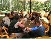 W przerwie mi�dzy strzelaniami  ma�y posi�ek przygotowany przez organizator�w
