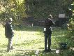 Zamiast jeszcze nieskoczonego zajca-blaszaka strzelalimy grskiego zajca-przelotowego :) Maszyna ustawiona na dachu lewego bunkra miotaa rzutki na drug stron.