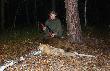 29-11-2010
Ten dzie zapadnie mi w pamici do koca ycia. w. Hubert podarowa mi pierwszego dzika. Najpierw przesznurowa mykita(15), a za godzink wysza caa wataha. Po 30 minutach przygldania si i mierzenia oddaem strza. Dziki rozbiegy si we wszystkie kierunki. Z niecierpliwoci odczekaem 15 min i ruszyem na miejsce zestrzau. na zestrzale kilka kropel jasnej pucnej farby. Dziki pomocy Kolegw dzika odnalelimy po okoo 20 minutach. Lea 50 metrw od miejsca strzau.
Darz Br
