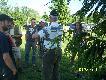 TU,pod tym drzewem wys�uchali�my najd�u�szego dowcipu opowiadanego przez CZ�OWIEKA.
