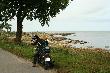 Wybrzee Bornholmu z siodeka motocykla: surowe plae  zamieszkae jedynie przez ptaki, zapach wodorostw i ... lato! Na wysp jesie zawita troch pniej, mikroklimat Bornholmu sprawia, e czas pynie tu wolniej. 