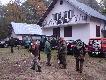 Ku pami�ci
Jest domek fajnie ogrodzony, zadaszenie z kominkiem i kuchni� do podgrzania posi�k�w, oraz miejsce gdzie ka�dy klega kt�ry odszed� do krainy wiecznych �ow�w
ma swoj� tabliczk�, bardzo fajny pomys�