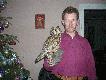 Uratowana
Przedstawiam kilka fotek sowy uszatej, kt�r� moja rodzina w Bo�e Narodzenie uratowa�a od niechybnej �mierci g�odowej. Sowa le�a�a pod modrzewiem, ale by�a jeszcze �ywa. Jak to w czasie �wi�tecznym nie mog�em znale�� weterynarza, wi�c postanowili�my wykurowa� j� domowym sposobem. Jedno oko  mia�a zalepione wydzielin�, wi�c przemyli�my je wod�. Pomog�o! Sowa powoli przyzwyczaja�a si� do patrzenia na �wiat przez dwoje oczu. Karmili�my j� �wie�ym kurczakiem. Po kilku dniach odzyska�a si�y, posadzili�my j� na ga��zi modrzewia i cichutko jak duch wr�ci�a do natury. Borsuk niestety mia� mniej szcz�cia. Zgin�� pod ko�ami samochodu. Gdy go znalaz�em by� jeszcze ciep�y... 