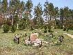 oto kamie� i posadzony d�b szypu�kowy z po�wi�conych przez Papie�a Jana Paw�a II �o��dzi. 