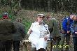 Sdzia gwny ogasza wyniki zawodw.