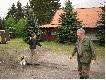 Hubert syn Adama(z lewej)robi zamach i rzuca ko�ek, kt�ry za chwile znajdzie si� w paszczy Dory.